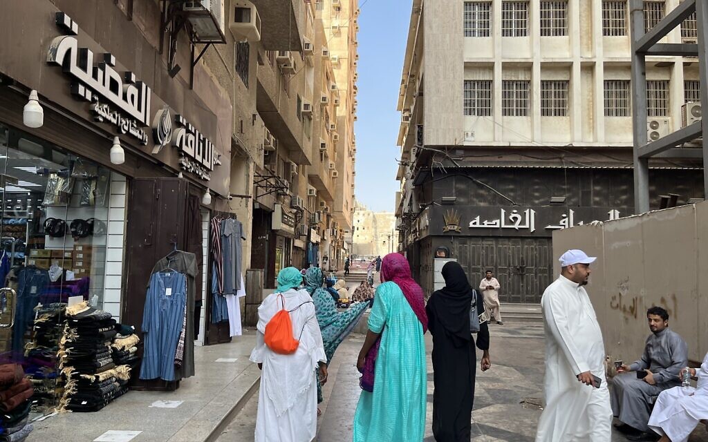 Une rue du quartier Al Balad  de Jeddah, en Arabie saoudite, le 16 juillet 2022. (Crédit :  Jacob Magid/Times of Israel)