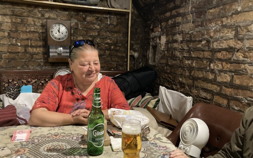 Gyulane 'Tante Gizi' Farkas dans son coin de table habituel au Giero Pub, à Budapest, le 16 mai 2022. (Crédit : Yaakov Schwartz/Times of Israel) 