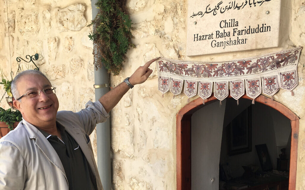 Nazer Ansari lors de la retraite à l'intérieur de l'hospice indien dans la Vieille Ville de Jérusalem, où le maître soufi Baba Farid est réputé avoir prié il y a 800 ans. (Crédit : Matthew Teller)