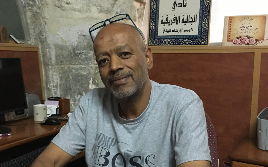 Musa Qous, de l'African Community Society, dans le quartier de Bab al-Majlis, dans la Vieille Ville de Jérusalem. (Crédit : Matthew Teller)