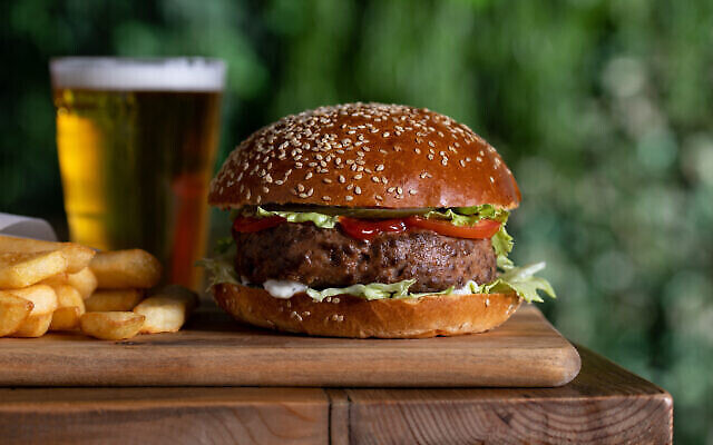 Hamburger de boeuf cultivé fait par la société israélienne Future Meat. (Crédit : Future Meat)