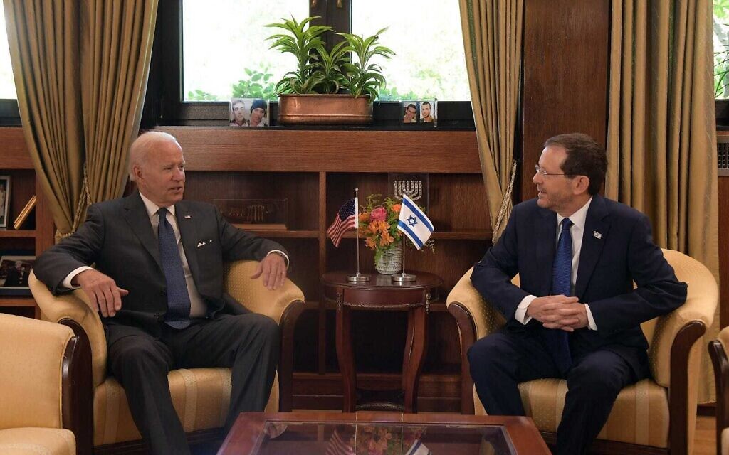Le président américain Joe Biden rencontre le président Isaac Herzog à la résidence du président à Jérusalem, le 14 juillet 2022. (Crédit : Haim Zach/GPO)