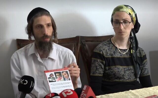 Capture d'écran de la vidéo de Shmuel, à gauche, et Giti, à droite, parents de l'adolescent disparu Moshe Klinerman, à leur domicile à Modiin Illit, le 3 juillet 2022. (Crédit: Ynet)