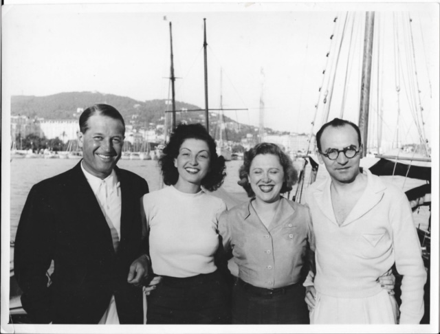 Nita Raya et Maurice Chevalier avec des amis. (Crédit : Collection personnelle de Grégoire Akcelrod)