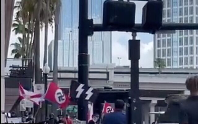 Capture d'écran d'une vidéo de manifestants nazis devant le Turning Point USA Student Action Summit à Tampa, Floride, le 23 juillet 2022. (Crédit : Twitter)