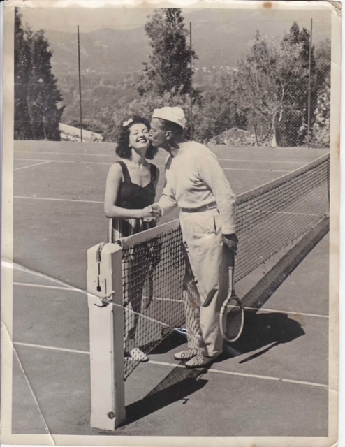 Nita Raya et Maurice Chevalier à la Bocca pendant la Seconde Guerre mondiale. (Crédit : Collection personnelle de Grégoire Akcelrod)