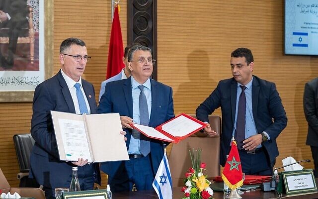 Le ministre de la Justice Gideon Saar et son homologue marocain Abdellatif Ouahbi signent un accord bilatéral sur la coopération juridique à Rabat, le 26 juillet 2022. (Autorisation)