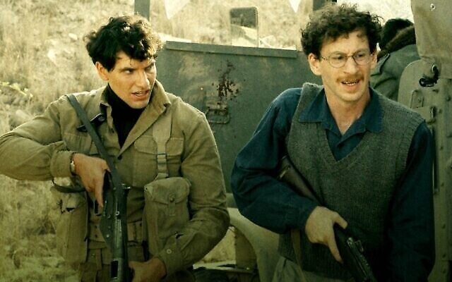 Acteurs jouant les soldats israéliens gardant le kibboutz Nitzanim dans le film de guerre israélien "Image of Victory". (Crédit : Netflix)