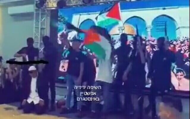 Capture d’écran d’une vidéo diffusée sur les réseaux sociaux montrant des élèves de l’école secondaire pour garçons Anata de Jérusalem-Est, qui jouent dans une pièce avec des élèves déguisés en hommes armés qui "tirent" sur des élèves vêtus comme des juifs religieux, le 20 juillet 2022. (Crédit : Twitter)