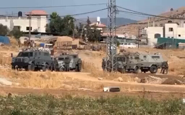 Des véhicules militaires israéliens sont vus dans la ville de Tubas, en Cisjordanie, le 17 juillet 2022. (Capture d'écran : Twitter)