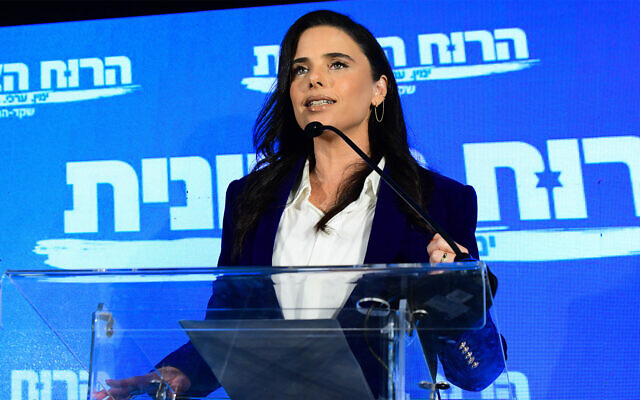 La cheffe de Yamina Ayelet Shaked pendant une conférence de presse avec Yoaz Hendel de Derech Eretz, qui a servi à annoncer leur fusion, à Ramat Gan, le 27 juillet 2022. (Crédit : Avshalom Sassoni/Flash90)