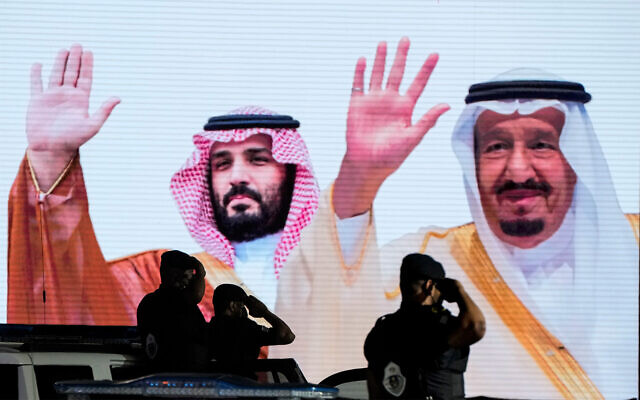 Les troupes spéciales saoudiennes font le salut devant un écran montrant les images du roi saoudien Salman, à droite, et du prince héritier  Mohammed bin Salman après une parade militaire en préparation du pèlerinage annuel du Hajj à la Mecque, en Arabie saoudite, le 3 juillet 2022. (Crédit : AP Photo/Amr Nabil, File)