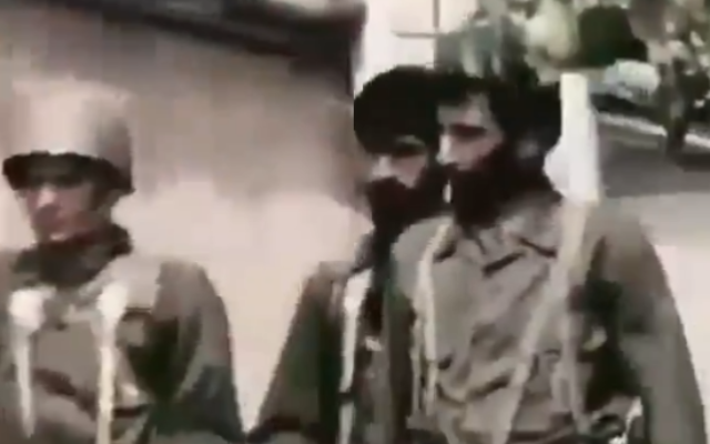 Une capture d'écran d'une vidéo non datée montrant Ahmad Motevasselian, attaché militaire de l'ambassade d'Iran à Beyrouth, à droite, qui fait partie des quatre fonctionnaires iraniens disparus au Liban pendant la guerre du pays avec Israël en 1982. (Capture d'écran/Twitter)