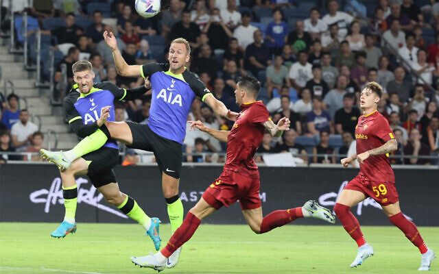 L'attaquant anglais de Tottenham Hotspurs, Harry Kane, 2e en partant de la gauche, se dispute le ballon avec le défenseur brésilien de la Roma, Roger, au centre, lors d'un match amical entre l'équipe anglaise de Tottenham Hotspurs et l'équipe italienne de l'AS Roma au stade Sammy Ofer de Haïfa, le 30 juillet 2022. (Crédit : Jack Guez/AFP)