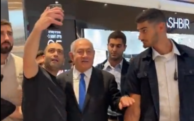 Le leader du Likud, Benjamin Netanyahu visite le centre commercial Malcha à Jérusalem alors qu'il donne le coup d'envoi de sa campagne électorale pour la 25e Knesset d'Israël, le 30 juin 2022. (Crédit: Capture d'écran/Facebook)