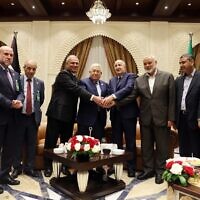 Réunion exceptionnelle entre le président de l'Autorité palestinienne Mahmoud Abbas (au centre) et le chef du terrorisme du Hamas Ismail Haniyeh (quatrième à partir de la droite) sous les auspices du président algérien Abdelmajid Tebboune, le 5 juillet 2022, à Alger. (Crédit : WAFA)