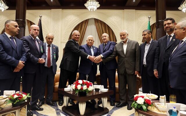 Réunion exceptionnelle entre le président de l'Autorité palestinienne Mahmoud Abbas (au centre) et le chef du terrorisme du Hamas Ismail Haniyeh (quatrième à partir de la droite) sous les auspices du président algérien Abdelmajid Tebboune, le 5 juillet 2022, à Alger. (Crédit : WAFA)