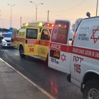 Les médecins sur les lieux d'un attentat terroriste présumé à l'arme blanche entre Bnei Brak et Givat Shmuel, le 5 juillet 2022. (Crédit : Magen David Adom)