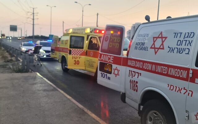 Les médecins sur les lieux d'un attentat terroriste présumé à l'arme blanche entre Bnei Brak et Givat Shmuel, le 5 juillet 2022. (Crédit : Magen David Adom)