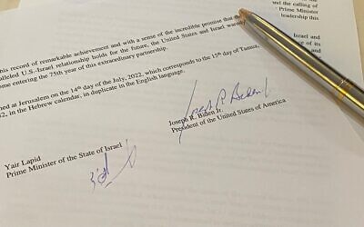 La Déclaration de Jérusalem signée par le Premier ministre Yair Lapid et le président américain Joe Biden à l'hôtel Waldorf Astoria à Jérusalem, le 14 juillet 2022. (Autorisation)