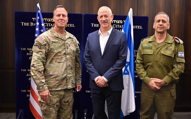 Le commandant du CENTCOM Michael Erik Kurilla, à gauche, rencontre le ministre de la Défense Benny Gantz, au centre, et le chef militaire Aviv Kohavi, à droite, le 17 juillet 2022. (Crédit : Ariel Hermoni/Ministère de la Défense)