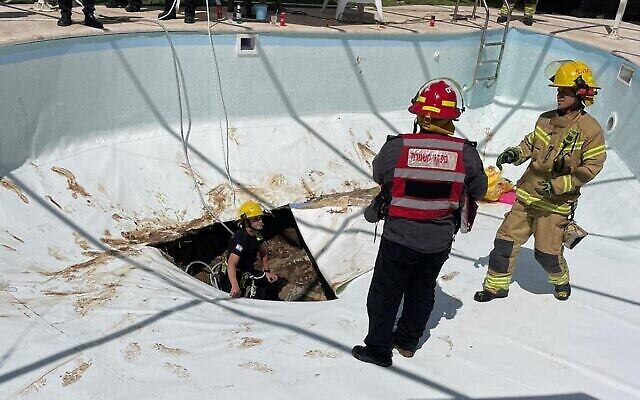 Les équipes de secours recherchent un homme qui aurait été aspiré dans un gouffre qui s'est ouvert dans une piscine creusée dans une maison privée du centre d'Israël, le 21 juillet 2022. (Crédit : Service d’incendies et de secours)