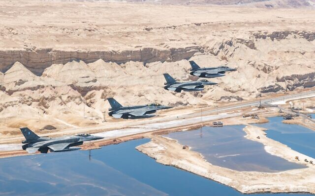 Des avions F-16 en formation au-dessus de la mer Morte dans le sud d'Israël, le 12 juillet 2022. (Crédit : Armée israélienne)