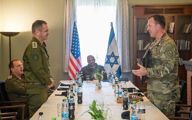 Michael Kurilla, chef du Commandement central des États-Unis (à droite) s'entretient avec le chef de Tsahal, Aviv Kohavi, en mai 2022. (Crédit: Armé israélienne)