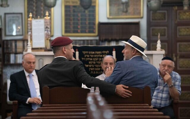 Le chef d'état-major de Tsahal, Aviv Kohavi, rencontre des membres de la communauté juive marocaine à la grande synagogue de Slat al-Azama, le 20 juillet 2022. (Crédit : armée israélienne)