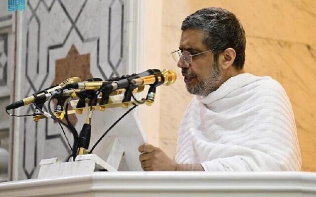 Le Dr. Mohammed bin Abdul Karim al-Issa, chef de la Ligue mondiale musulmane, prend la parole à la mosquée Nimrah à La Mecque pendant le pèlerinage annuel du Hajj, le 8 juillet 2022. (Crédit : SPA - Agence de presse de l'État saoudien)