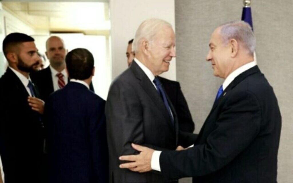 Le président américain Joe Biden (à gauche) rencontre le chef de l'opposition Benjamin Netanyahu à la résidence du président à Jérusalem, le 14 juillet 2022. (Crédit : GPO)