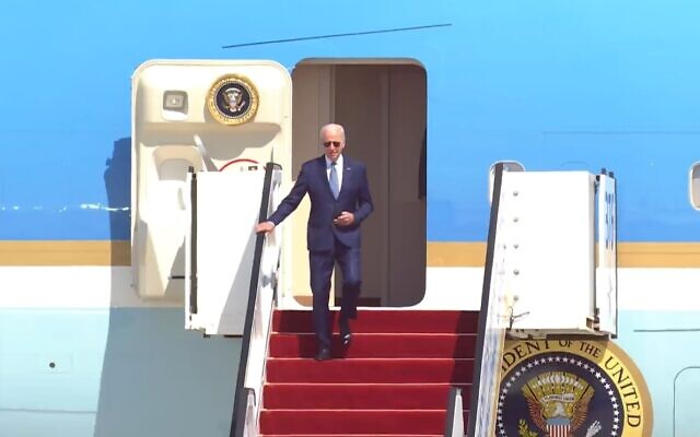 Le président américain Biden arrive à l'aéroport Ben Gurion à bord de l'Air Force One, le 13 juillet 2022. (Crédit : Capture d'écran)