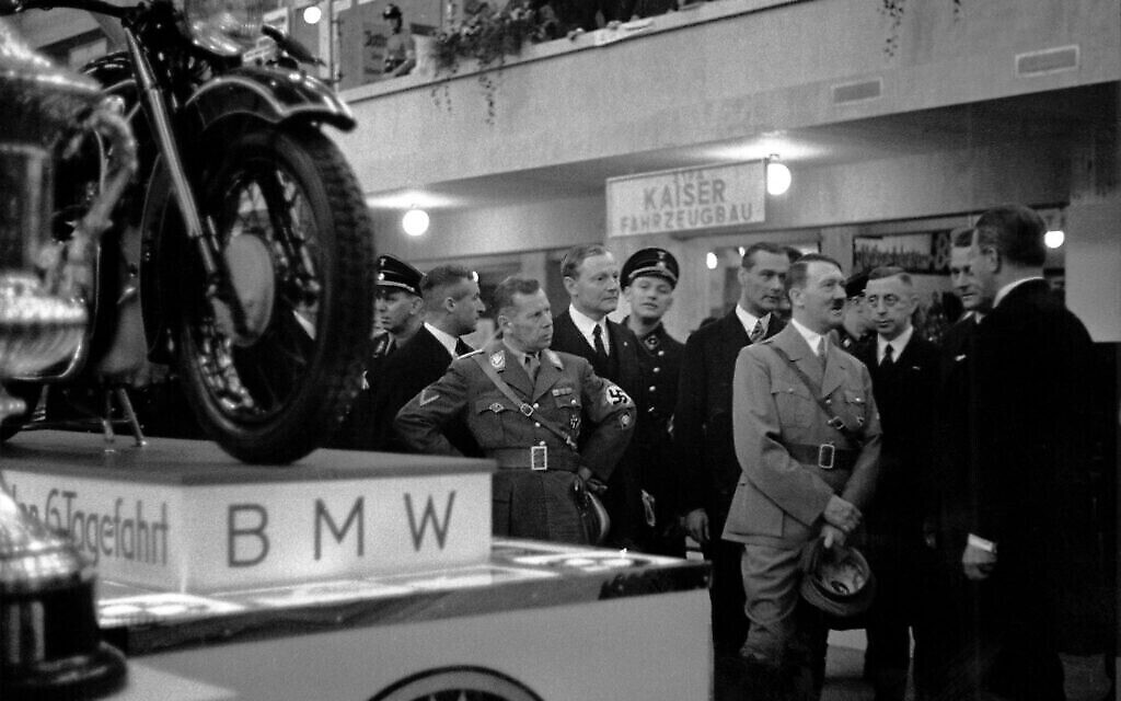 Hitler visite une usine BMW sur une photo non-datée. (Crédit : Domaine public)