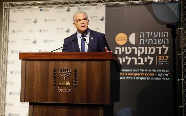 Le Premier ministre Yair Lapid s'exprimant lors d'une conférence organisée par Idea (Institute for Democracy and Electoral Assistance), le 21 juillet 2022. (Crédit : Sahar Levy)