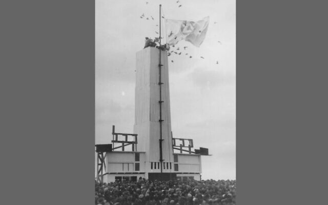 Des pigeons sont libérés d'une tour construite en l'honneur des 2e Maccabiades, à Tel Aviv, en 1935. (Crédit : Zultan Kugler/KKL-JNF/Photo Archive via JTA) 