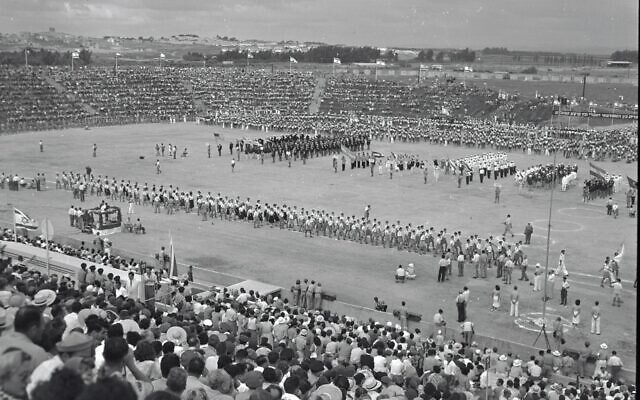 Les 3èmes Maccabiades, et les premières au stade de Ramat Gan, en Israël, en 1950. (Crédit : Jacob Rozner/KKL-JNF/Photo Archive via JTA)