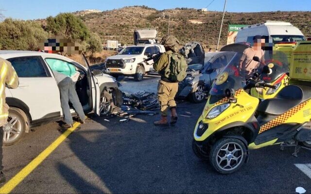 Le lieu de l'accident où Matan Zinman, six ans, a été tué dans un accident de voiture près de l'implantation d'Ariel, en Cisjordanie, le 27 juillet 2022. (Crédit : Magen David Adom)