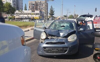 Le lieu d'un accident de voiture mortel à l'entrée de Kiryat Malachi, le 29 juillet 2022. (Crédit : Hatzalah)