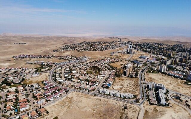 Vue aérienne de la ville d’Arad, dans le désert, en mai 2020. (Crédit : Semion Lugo sur Unsplash)