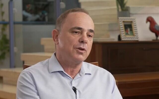 Le député Likud Yuval Steinitz lors d'un entretien avec la Douzième chaîne qui a été diffusé le 8 juillet 2022. (Capture d'écran : Vidéo)