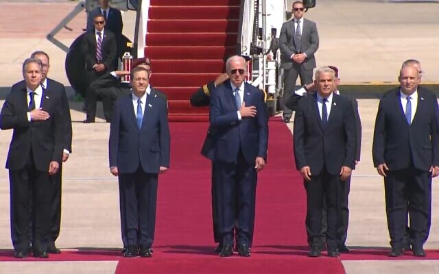 Le secrétaire d'État américain Antony Blinken, le président Isaac Herzog, le président américain Joe Biden, le premier ministre Yair Lapid et le premier ministre suppléant Naftali Bennett à l'aéroport Ben Gurion le 13 juillet 2022. (Capture d'écran)