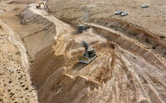 Des véhicules du génie travaillant à creuser une tranchée le long de la frontière avec la Cisjordanie dans la région du désert de Judée, image publiée par l'armée israélienne le 21 juillet 2022. (Crédit: Armée israélienne)