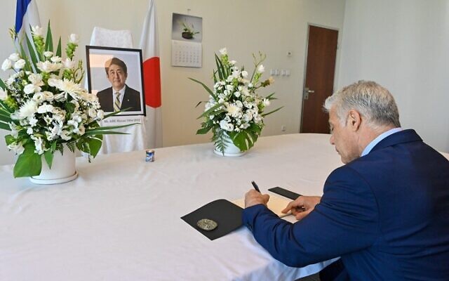 Le Premier ministre Lapid, en visite à l'ambassade du Japon en Israël, a écrit un hommage pour l'ancien Premier ministre Shinzo Abe, le 21 juillet 2022. (Crédit : Kobi Gideon/GPO)