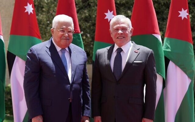 Le président de l'Autorité palestinienne Mahmoud Abbas, à gauche, avec le roi de Jordanie Abdullah II à Amman, le 24 juillet 2022. (Crédit : WAFA)