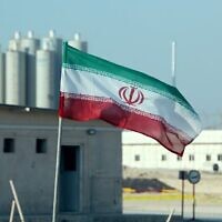 Le drapeau iranien flotte sur l'usine nucléaire Bushehr, en Iran, le 10 novembre 2019. (Crédit : Atta Kenare/AFP)