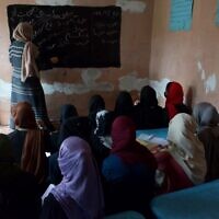 Des filles étudient dans une école secrète dans un lieu tenu secret en Afghanistan, le 22 juin 2022. (Crédit : Ahmad SAHEL ARMAN / AFP)