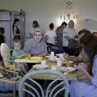 Des réfugiés ukrainiens prennent un repas dans un centre récemment ouvert sur la rive sud du lac Balaton à Balatonoszod, en Hongrie, le 29 juillet 2022. (Peter Kohalmi / AFP)