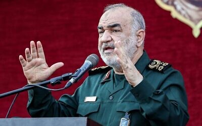 Hossein Salami, chef des Corps des Gardiens de la Révolution islamique d'Iran, lors d'une cérémonie funéraire organisée pour cinq soldats tués dans le cadre de la guerre contre le groupe djihadiste État islamique en Syrie, dans la capitale de Téhéran, le 4 août 2022. (Crédit : AFP)