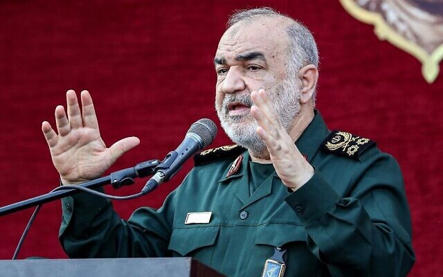 Hossein Salami, chef du Corps des gardiens de la révolution islamique d'Iran, lors d'une cérémonie funéraire dans la capitale de Téhéran le 4 août 2022, organisée pour cinq soldats tués dans le cadre de la guerre contre le groupe djihadiste État islamique en Syrie. (Crédit : AFP)