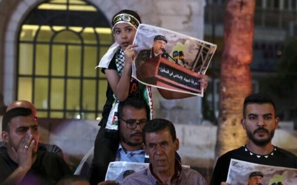Des Palestiniens tenant des pancartes représentant le commandant du Jihad islamique Tayseer al-Jabari, tué plus tôt lors d'une frappe aérienne israélienne manifestent en faveur de Gaza, dans la ville de Ramallah, en Cisjordanie, le 5 août 2022. (ABBAS MOMANI / AFP)